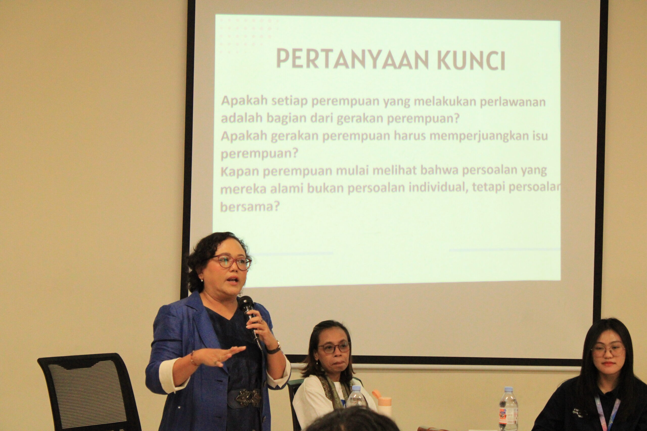 Narasumber menyampaikan materi dalam talkshow Inclusive Talk Vol. II yang membahas sejarah gerakan perempuan Indonesia, tantangan kesetaraan gender, serta perkembangan gerakan pada era modern. (Foto: Tim Media Inclusive Talk Vol. II)