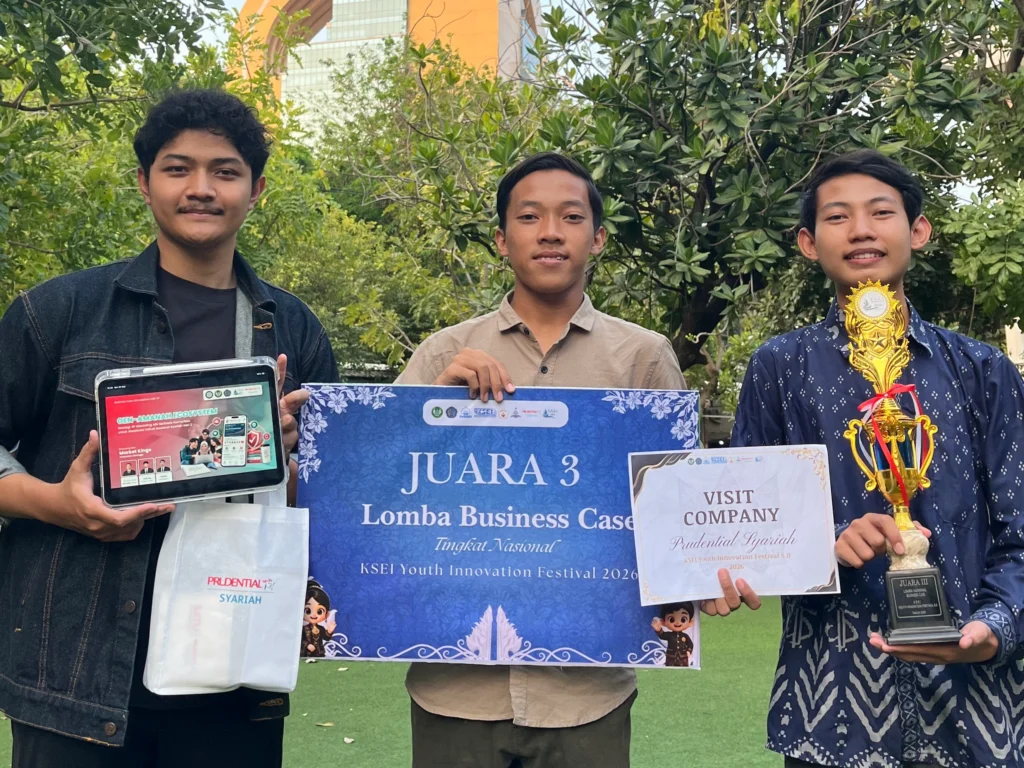 Muhammad Mu’adz Fahad, Fadlan Abdulgani, dan Fahreza Putra Syah mendapatkan predikat Juara 3 dalam ajang KSEI Youth Innovation Festival 5.0 tingkat nasional. (Foto: Istimewa)