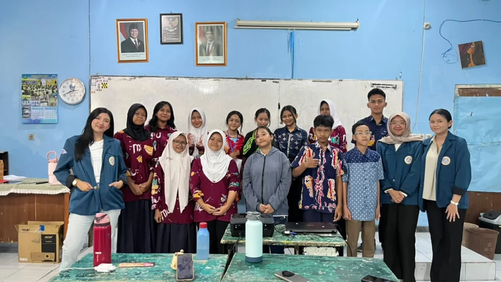 Foto bersama tim mahasiswa FEB UNAIR bersama siswa SMPN 1 Sedati setelah pelaksanaan pertemuan program Tutur Kita Jilid 2 (Foto: istimewa)