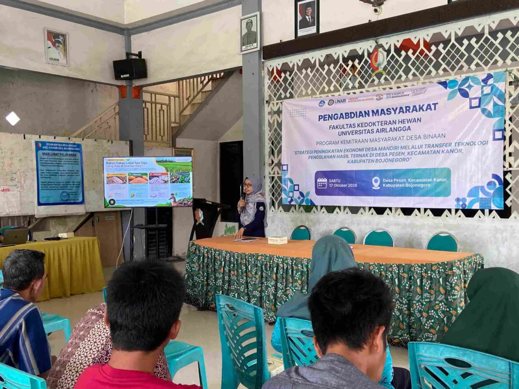 Tingkatkan Efisiensi Peternak Bebek, FKH UNAIR Edukasi Formula Pakan Lokal di Desa Pesen