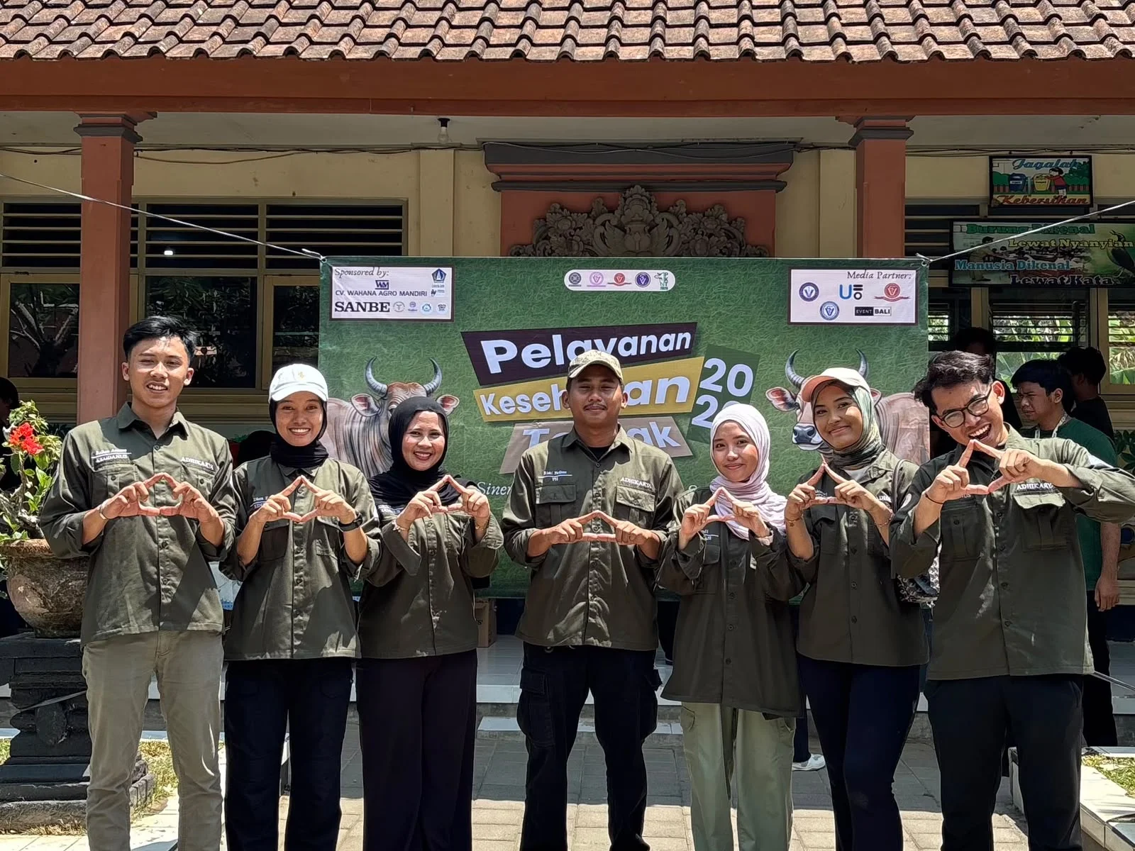Tujuh mahasiswa FKH UNAIR dalam kegiatan Pelayanan Kesehatan Ternak 2026 di Universitas Udayana, Bali (Foto : Istimewa).