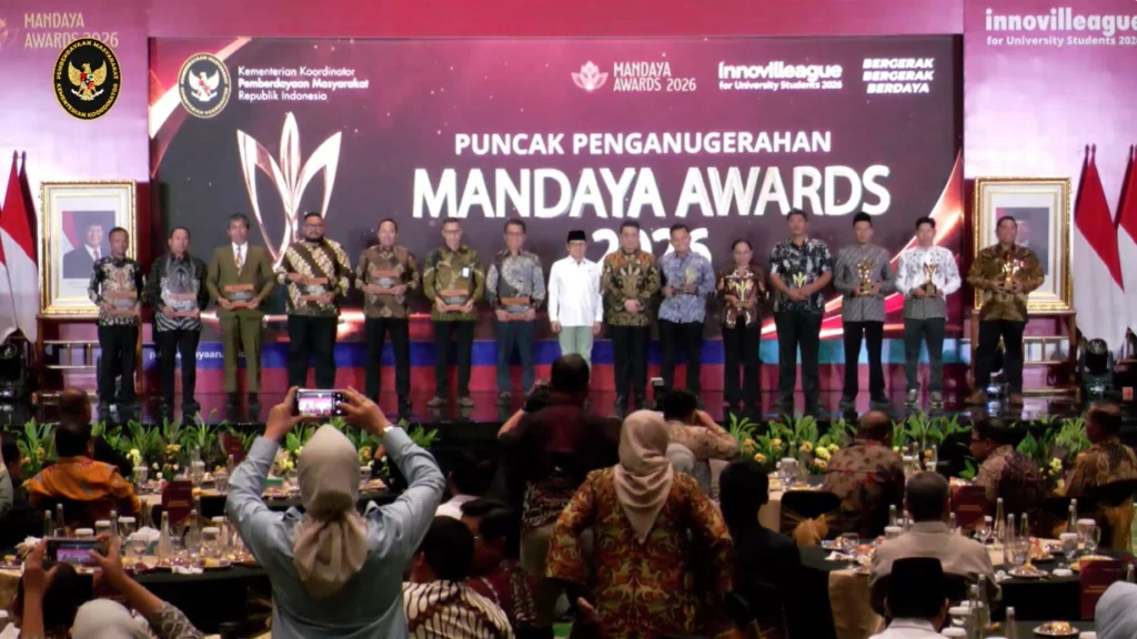 FOTO Ketua Pusat Hubungan Masyarakat dan Protokol UNAIR, Dr Pulung Siswantara, SKM MKes saat menerima penghargaan dari Kementerian Koordinator Bidang Pemberdayaan Masyarakat Republi Indonesia. (Foto: Istimewa)