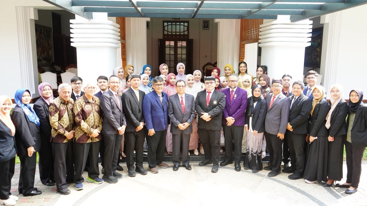 Para dokter hewan bersama jajaran pimpinan FIKKIA UNAIR dan tamu undangan berfoto bersama dalam rangkaian pelantikan dan pengambilan sumpah dokter hewan Periode II di Pendopo Shaba Swagata Blambangan, Banyuwangi, Senin (28/9/2026). (Dok. FIKKIA UNAIR)