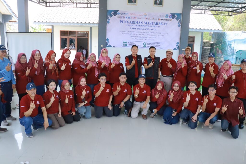 Jajaran pimpinan dan pakar FKH UNAIR serta Bupati dan Wakil Bupati Lamongan saat kegiatan pencanangan desa binaan di balai desa klagensrampat, Rabu (30/6/2026). (Foto: PHMP UNAIR)