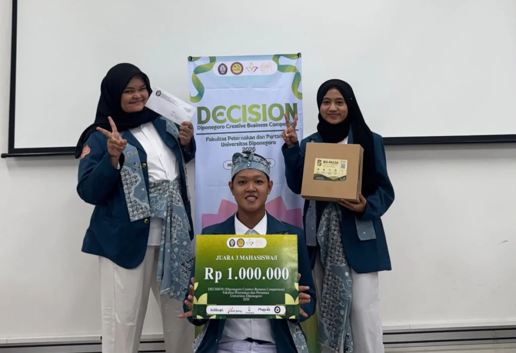 Tim Karsa Mula UNAIR meraih Juara III kategori mahasiswa dalam DECISION 2026 di Universitas Diponegoro, (4/10/2026). (Dok. Pribadi)