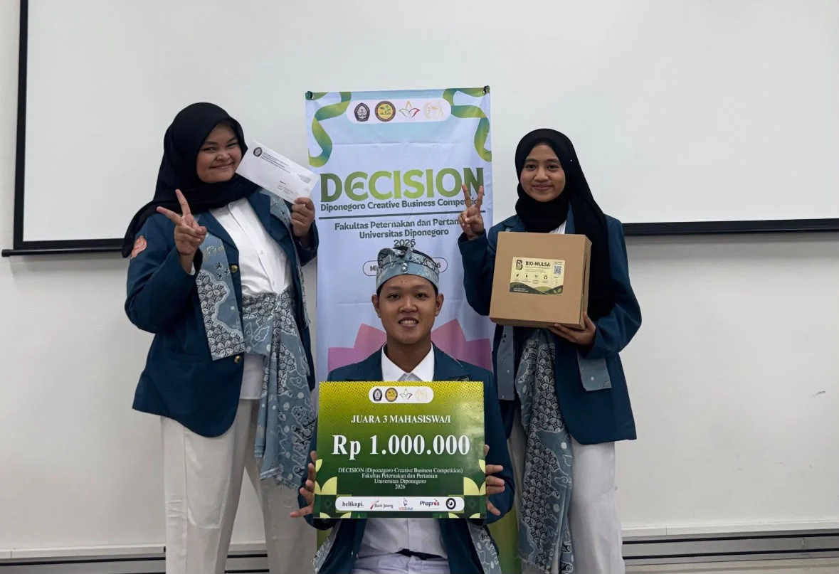 Tim Karsa Mula UNAIR meraih Juara III kategori mahasiswa dalam DECISION 2026 di Universitas Diponegoro, (4/10/2026). (Dok. Pribadi)