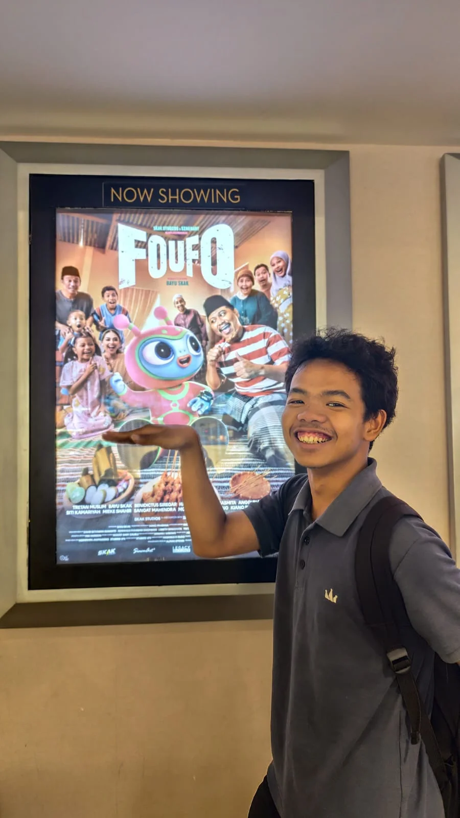 bdullah Muhammad Irsyad Syaifudin, mahasiswa Fakultas Ilmu Budaya (FIB) Universitas Airlangga (UNAIR) selepas menonton film FOUFO yang menginspirasinya menulis esai film dalam Kompetisi Esai Film UI Film Festival 2026 yang diselenggarakan oleh Universitas Indonesia (UI) pada Minggu (23/8/2026) hingga Senin (12/10/2026). (foto: Abdullah Muhammad Irsyad Syaifudin)