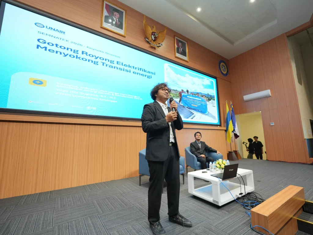 Dr Yoga Uta Nugraha saat menyampaikan materi bertajuk Gotong Royong Elektrifikasi Menyokong Transisi Energi pada Seminar Nasional Teknologi (SEMNATEK) 2026, Kamis (15/10/2026), di Auditorium Candradimuka, Lantai 9, Gedung Nano, Kampus C UNAIR