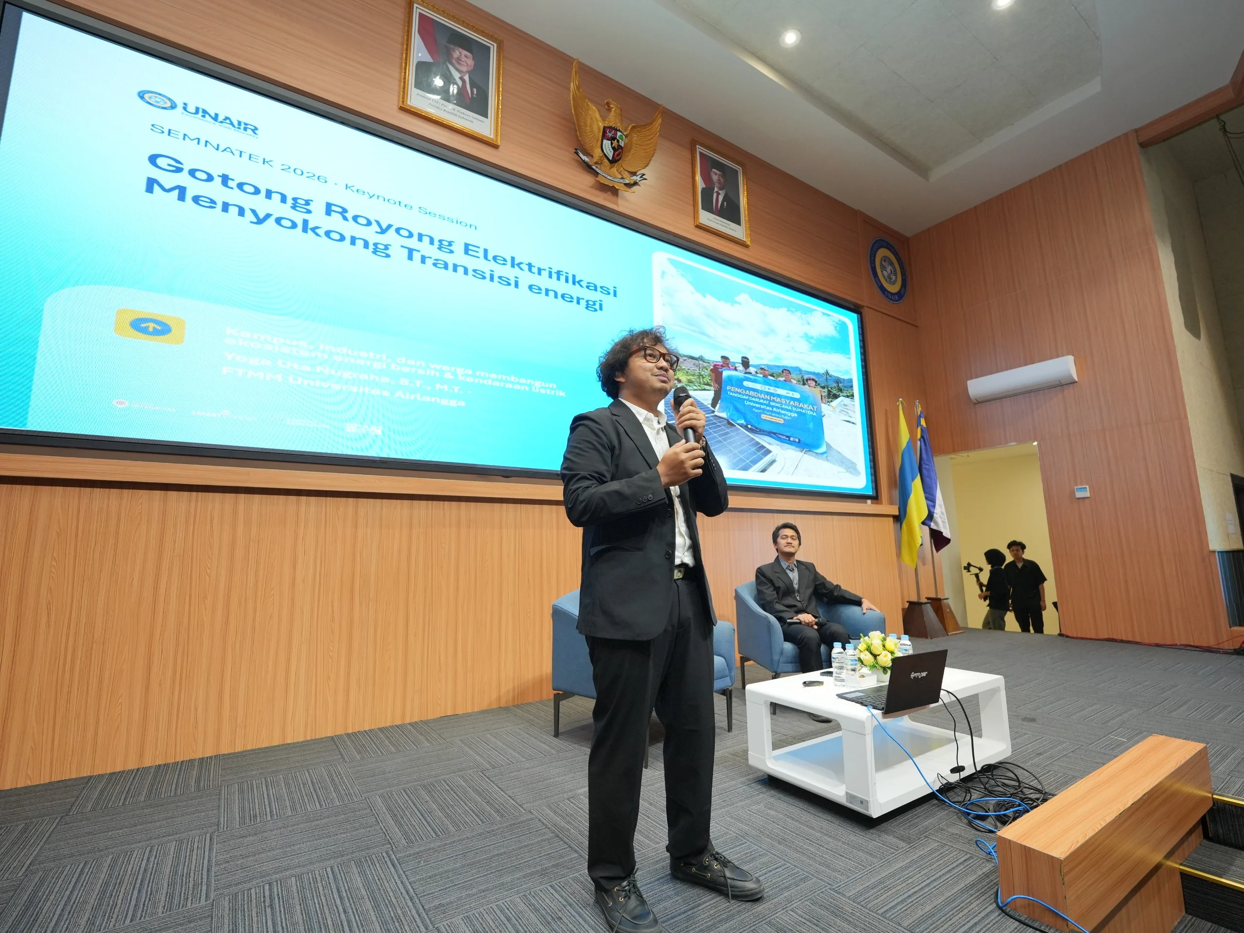 Dr Yoga Uta Nugraha saat menyampaikan materi bertajuk Gotong Royong Elektrifikasi Menyokong Transisi Energi pada Seminar Nasional Teknologi (SEMNATEK) 2026, Kamis (15/10/2026), di Auditorium Candradimuka, Lantai 9, Gedung Nano, Kampus C UNAIR