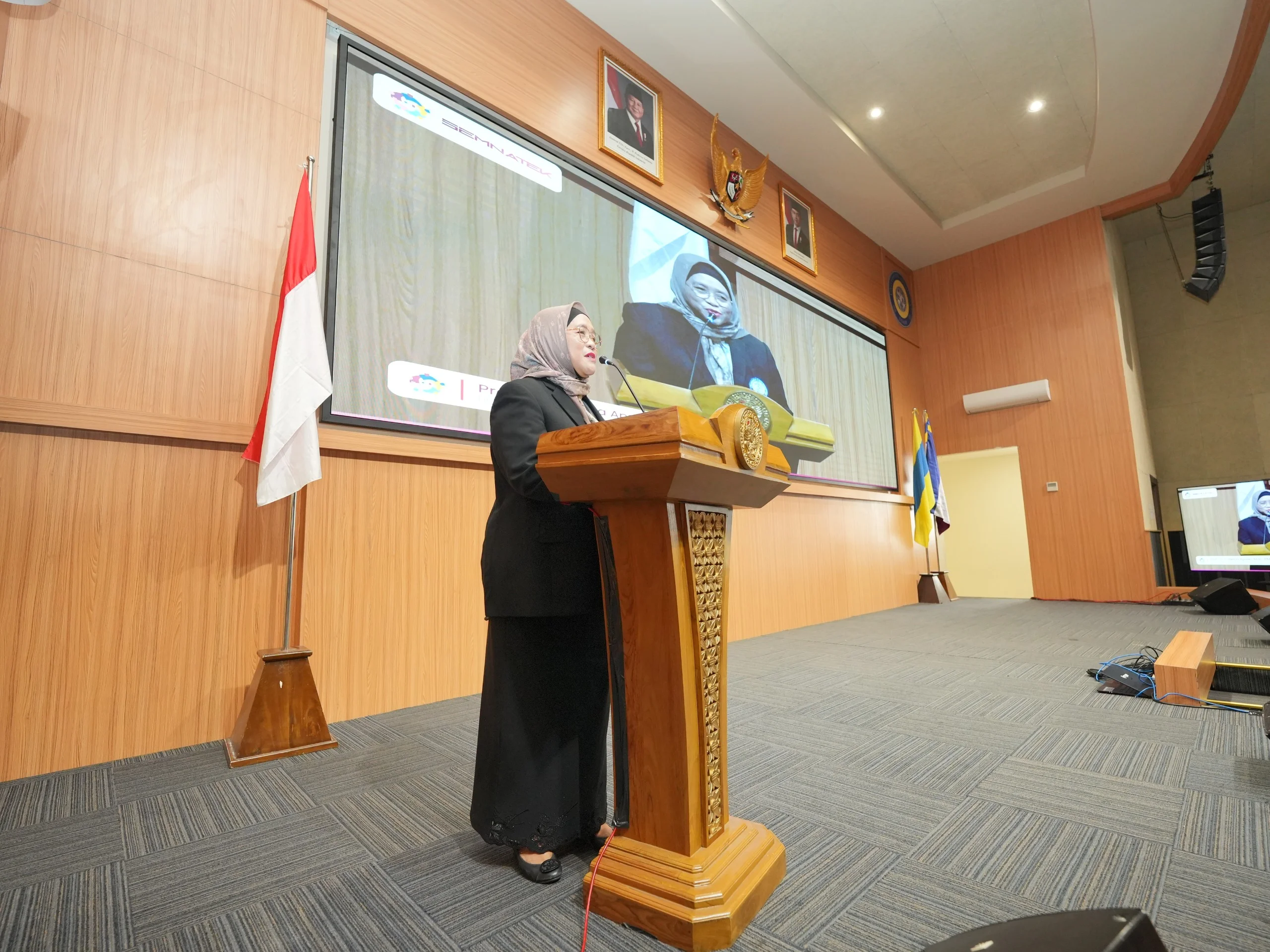 Dekan FTMM Prof Dr Ir Retna Apsari MSi IPM ASEAN Eng memberikan sambutannya dalam SEMNATEK 2026 yang bertempat di Auditorium Candradimuka, Lantai 9, Gedung Nano, Kampus C UNAIR. (Foto: FTMM UNAIR)