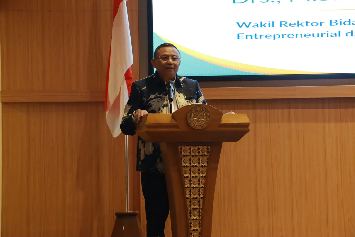Wakil Rektor Bidang Ekosistem Entrepreneurial dan Pengembangan Bisnis UNAIR, Prof Dr Koko Srimulyo Drs MSi saat menyampaikan sambutannya di depan peserta kegiatan BSI Roadshow Sharia Young Leader Summit (SYLS) 2026 yang berlangsung pada Jumat (16/10/2026) di Lt 9, Auditorium Candradimuka, Gedung Kuliah Bersama (GKB) Kampus MERR-C UNAIR pada Jumat (16/10/2026) (foto: HUMAS UNAIR)