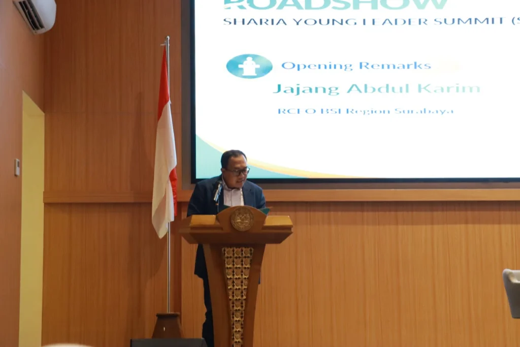 Regional CEO (RCEO) BSI Region Surabaya, Jajang Abdul Karim saat menyampaikan sambutannya di depan peserta kegiatan BSI Roadshow Sharia Young Leader Summit (SYLS) 2026 yang berlangsung pada Jumat (16/10/2026) di Lt 9, Auditorium Candradimuka, Gedung Kuliah Bersama (GKB) Kampus MERR-C UNAIR pada Jumat (16/10/2026) (foto: HUMAS UNAIR)
