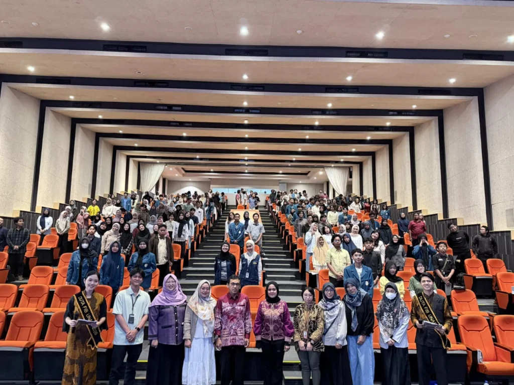 Akademisi, narasumber, dan peserta kegiatan Pelatihan Karakter Mahasiswa Baru pada Sabtu (17/10/2026) di Lt 9, Aula Candradimuka, Gedung Kuliah Bersama (GKB), Kampus MERR-C UNAIR. (foto: HUMAS FIB UNAIR)
