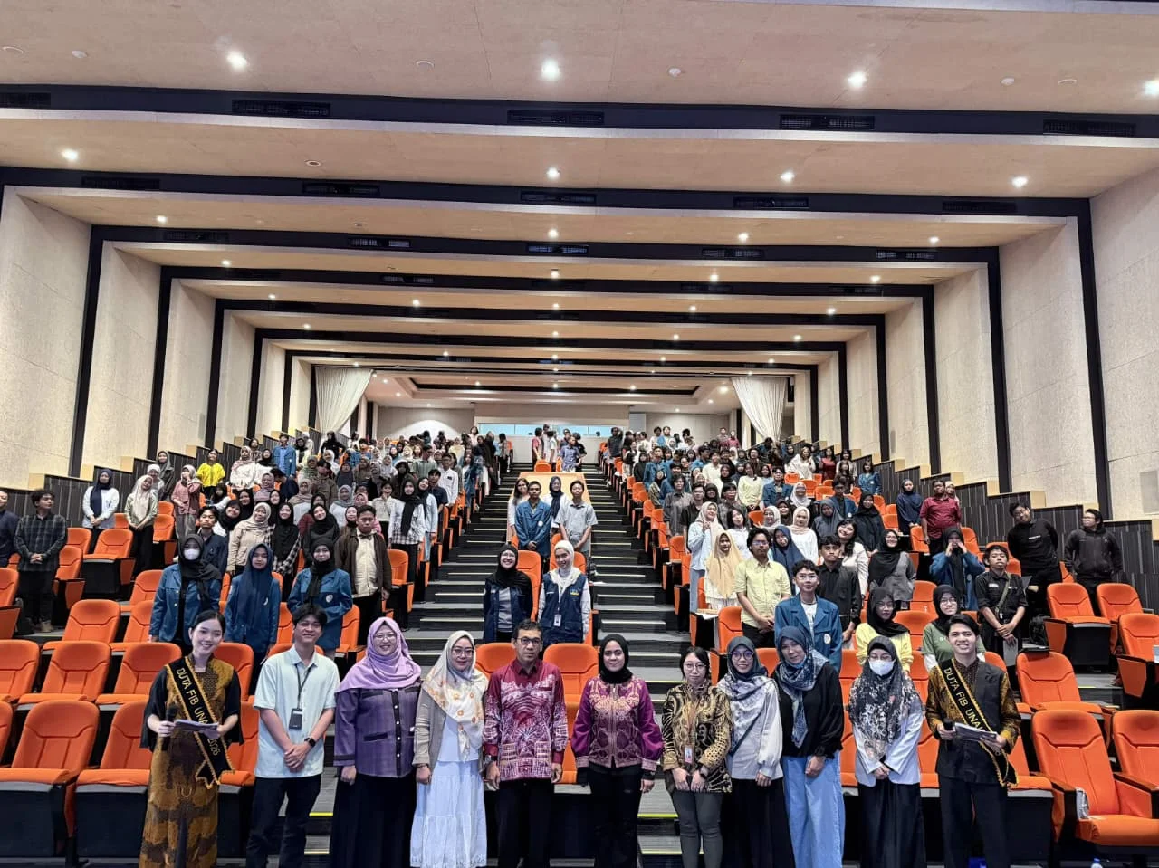 Akademisi, narasumber, dan peserta kegiatan Pelatihan Karakter Mahasiswa Baru pada Sabtu (17/10/2026) di Lt 9, Aula Candradimuka, Gedung Kuliah Bersama (GKB), Kampus MERR-C UNAIR. (foto: HUMAS FIB UNAIR)