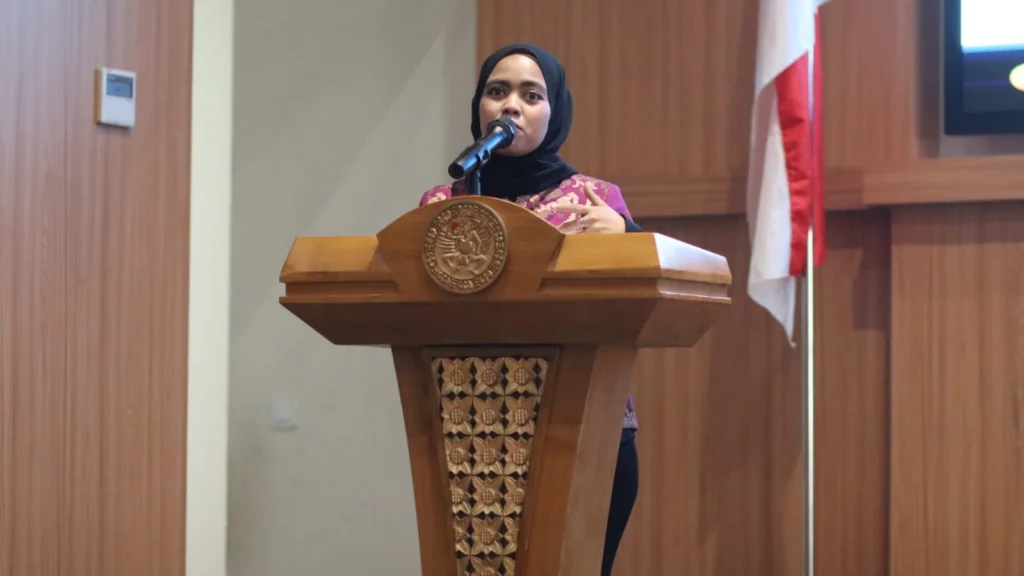 Ketua pelaksana sekaligus Dosen FIB UNAIR, Rima Firdaus S Hum M Hum saat menyambut peserta kegiatan Pelatihan Karakter Mahasiswa Baru pada Sabtu (17/10/2026) di Lt 9, Aula Candradimuka, Gedung Kuliah Bersama (GKB), Kampus MERR-C UNAIR. (foto: HUMAS FIB UNAIR)
