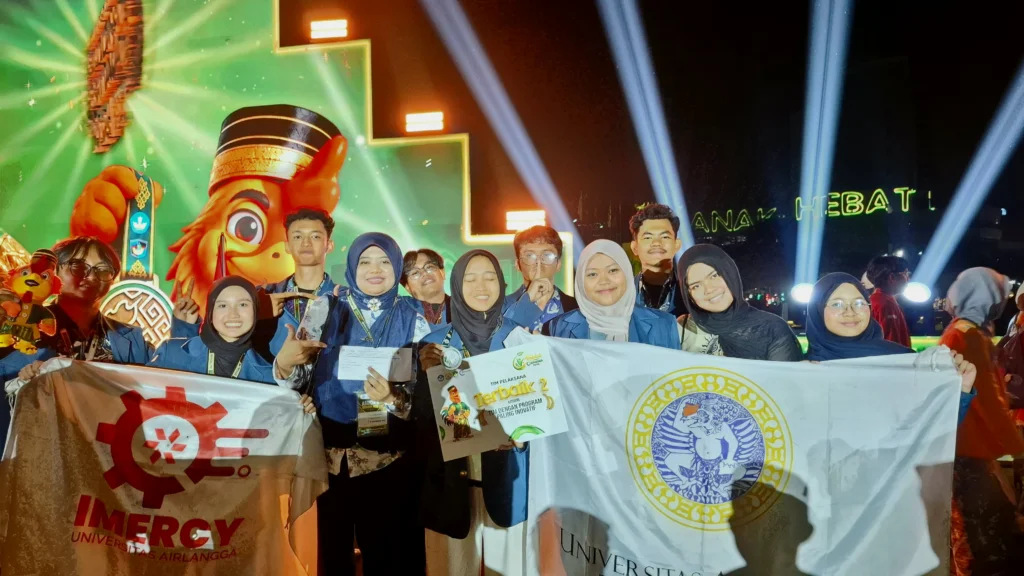 Tim PPK Ormawa UNAIR menerima penghargaan sebagai Tim Pelaksana Terbaik 2 pada ajang Abdidaya Ormawa 2026 (Foto : IMERCY X BEM FPK).