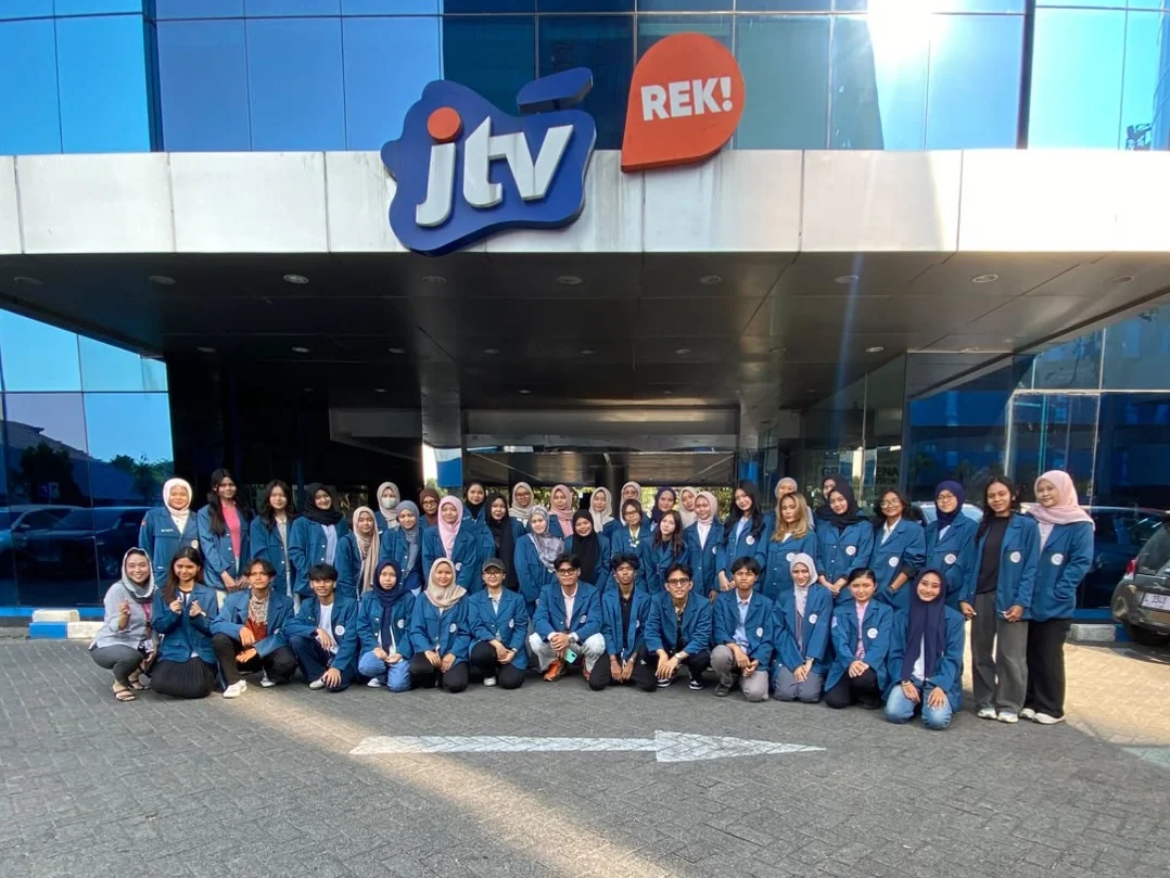 Foto bersama mahasiswa FIB dalam company visit JTV Surabaya (19/10/2025) (Foto: JTV Surabaya)