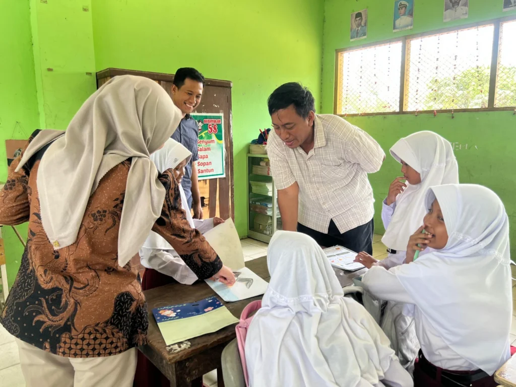 Tanamkan Nilai Nasionalisme Sejak Dini, Dosen dan Mahasiswa Administrasi Publik Gelar Penguatan Pendidikan Karakter di SDN Karangkuten