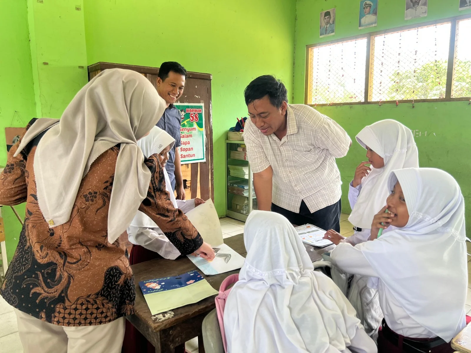 Gambar Dosen Administrasi Publik FISIP Unair Bersama anak SDN Karangkuten (Sumber: Dokumentasi Penulis)