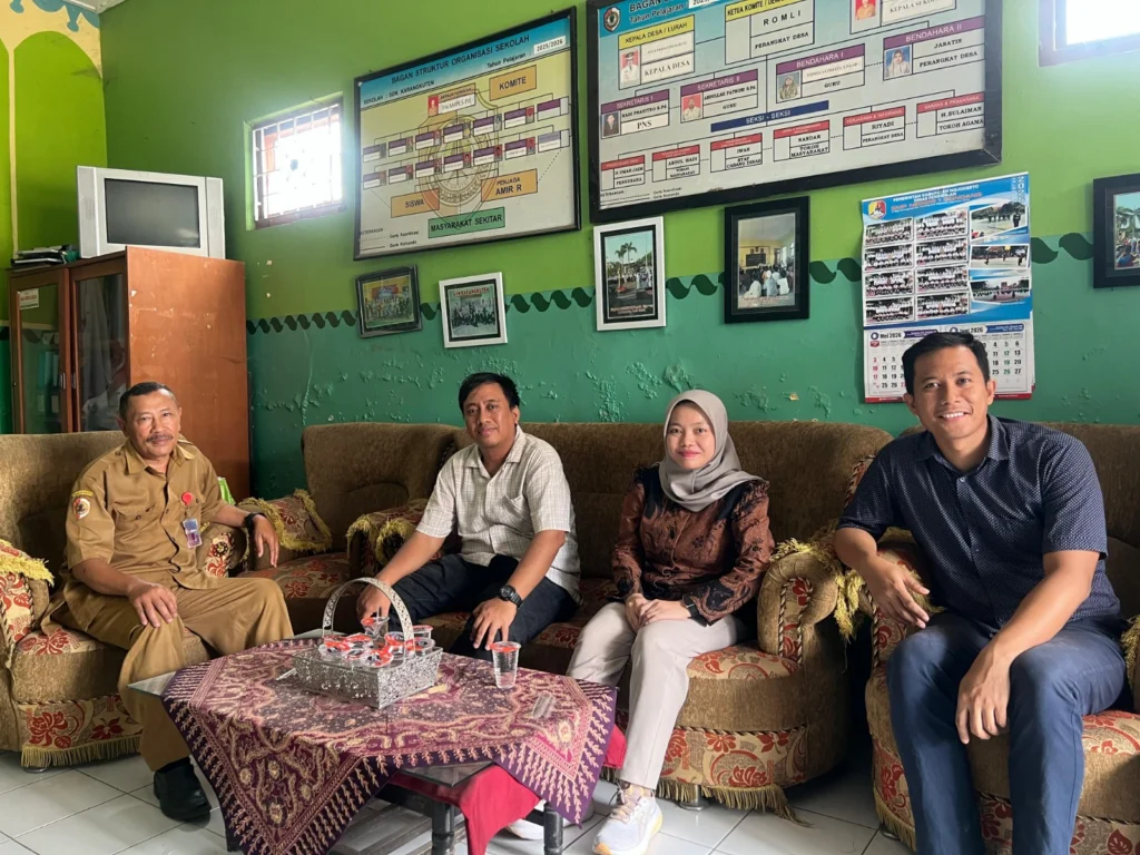 Gambar Dosen Administrasi Publik FISIP Unair Bersama dengan Kepala Sekolah
(Sumber: Dokumentasi penulis)