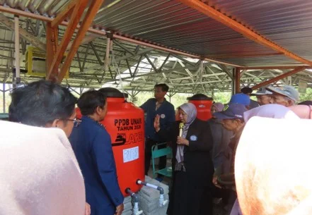 Wujudkan Pengabdian Berdampak, UNAIR Fasilitasi Perbanyakan Formulasi Mikroba di Desa Pojok