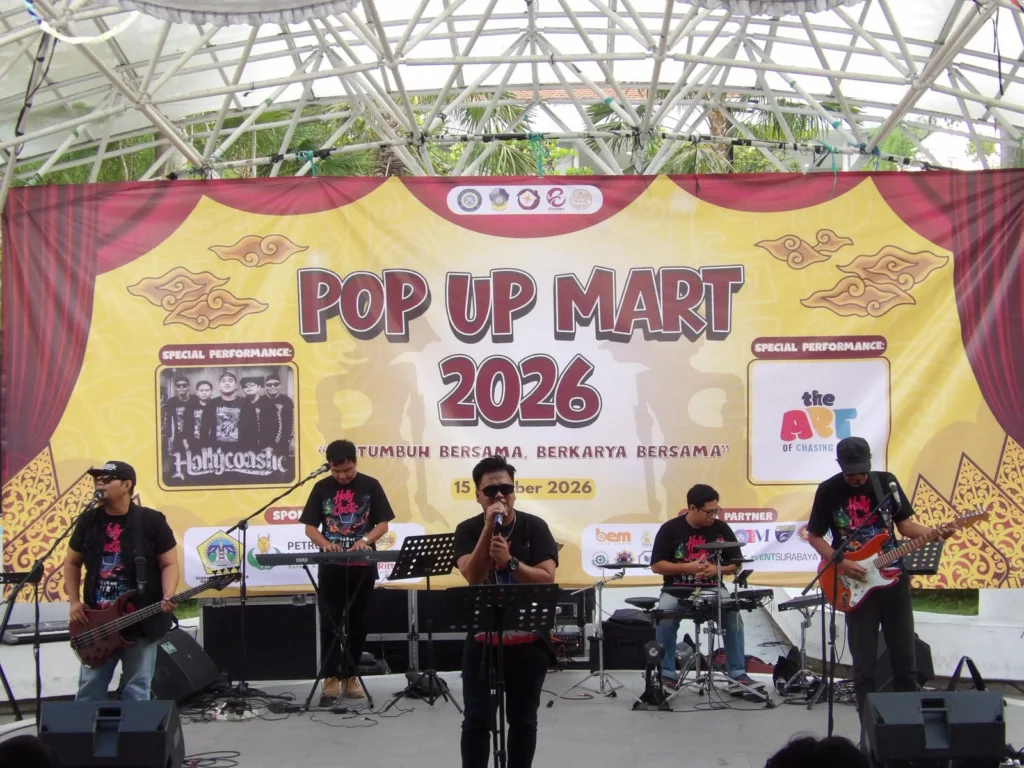 Antusiasme pengunjung memuncak saat menikmati pertunjukan musik spesial yang menjadi penutup kemeriahan puncak acara pasar kreatif Pop Up Mart 2026 di area terbuka Amphiteater pada Kamis (15/10/2026). (Foto: Istimewa)