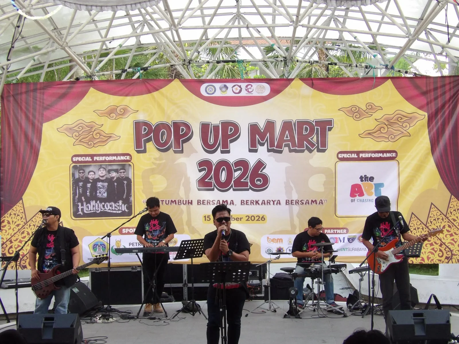 Antusiasme pengunjung memuncak saat menikmati pertunjukan musik spesial yang menjadi penutup kemeriahan puncak acara pasar kreatif Pop Up Mart 2026 di area terbuka Amphiteater pada Kamis (15/10/2026). (Foto: Istimewa)