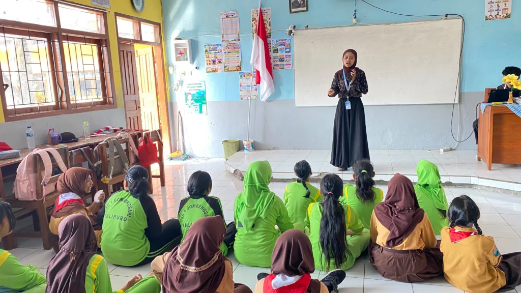 Edukasi cara mencuci tangan dengan benar pada siswa SD N 1 Gombengsari (10/10/2026). (Dok. Tim Abdi Isun x AUBMO Mengajar)