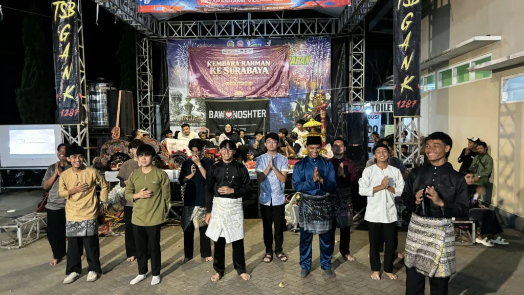 Delegasi mahasiswa UNAIR dan UTM menyuguhkan kolaborasi kesenian lintas negara di hadapan warga pada kemeriahan pergelaran Malam Kebudayaan di Taman Ghanjaran pada Jumat (16/10/2026). (Foto: Istimewa)