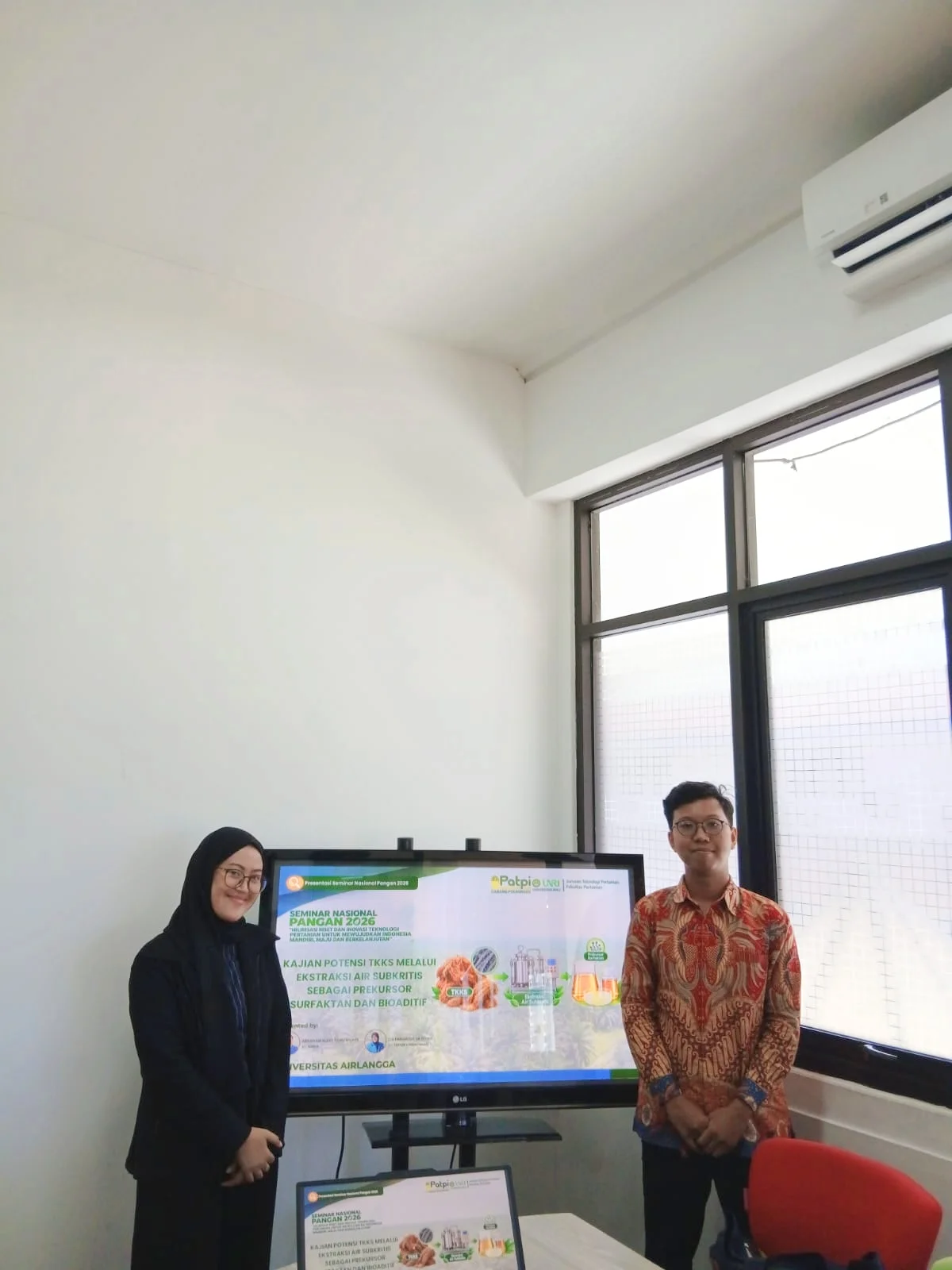 Mahasiswa program studi Kimia Abraham Alexs Tanu Wijaya berfoto bersama mahasiswa Teknik Lingkungan Lia Farihatus Sa’diyah seusai mempresentasikan gagasan ekstraksi limbah sawit tanpa pelarut kimia dalam ajang Seminar Pangan Nasional 2026 yang diadakan Universitas Riau. (Foto: Istimewa)