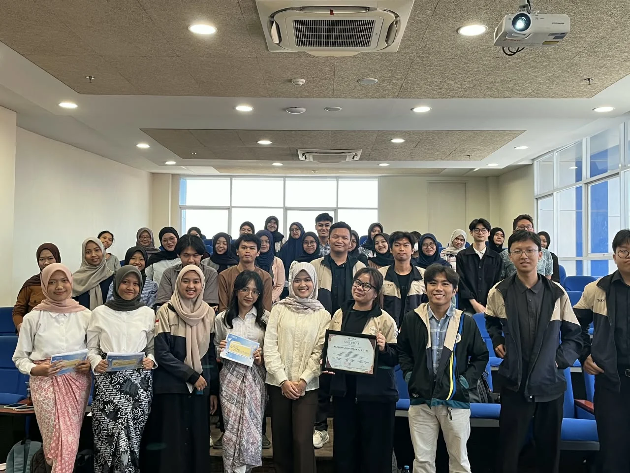 Narasumber BISIK Keprofesian Vol. II, Azzah Nazhifa Wina Ramadhani SStat, bersama jajaran panitia HIMASTA UNAIR dan peserta mengabadikan momen kebersamaan seusai merampungkan agenda di Gedung Kuliah Bersama (GKB) Kampus MERR-C UNAIR. (Foto: Team Media Bisik Keprofesian Vol. 2)