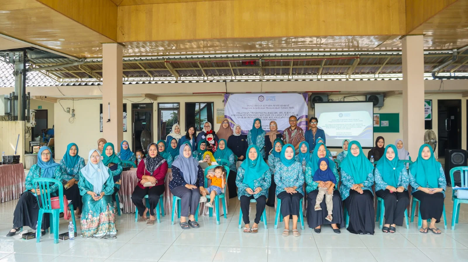Suasana kegiatan pengabdian masyarakat FIB UNAIR bertajuk “Pelatihan Mendongeng bagi Ibu-Ibu sebagai Strategi Pencegahan Kecanduan Gadget pada Anak-Anak”berlangsung pada Minggu (25/10/2026) di Desa Cerme Lor, Kecamatan Cerme, Kabupaten Gresik, dengan melibatkan para ibu PKK sebagai peserta pelatihan (foto: narasumber)