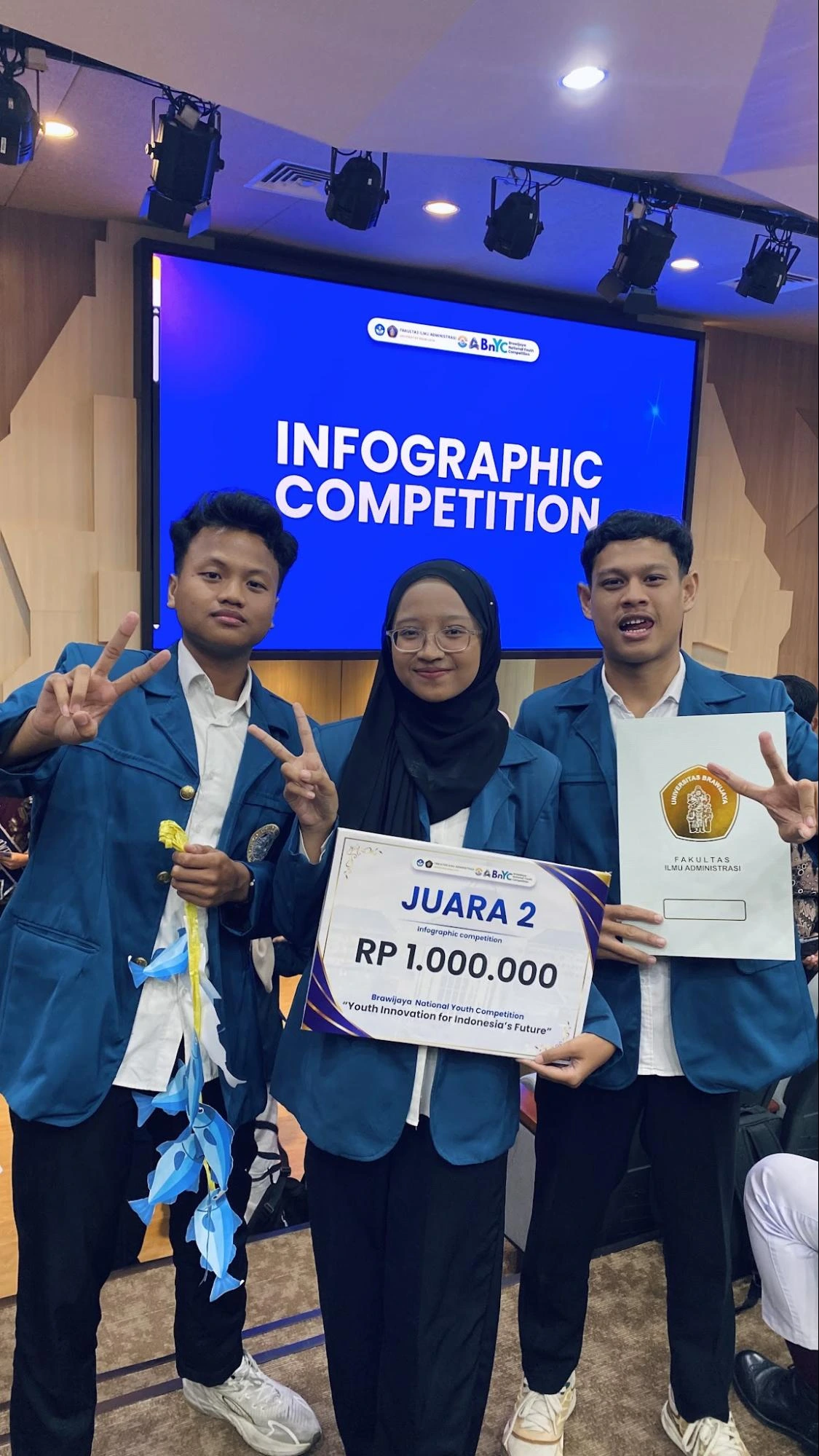 Tim RKYchive yang terdiri atas Muhamad Rendhi Prastyo (FST), Ahmad Kevin Ilhamit Tamam (FPK), dan Yean Alvi Andieka (FKP) saat menerima penghargaan dalam ajang Brawijaya National Youth Inovation pada Kamis (24/9/2026) di Universitas Brawijaya (foto: Tim RKYchive)