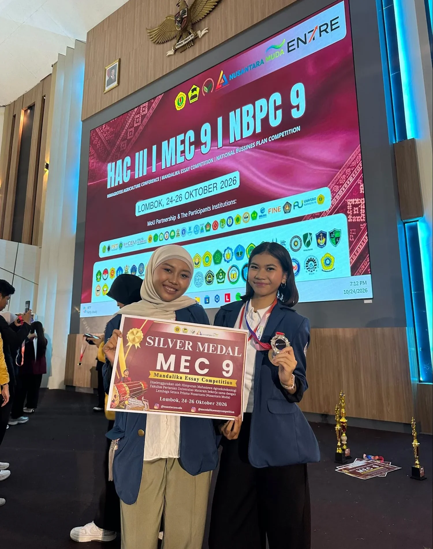Raya Rambu Syawala Aisyahra (kiri) dan Karen Maqdalene Pramono (kanan) saat memenangkan penghargaan Silver Medal dalam ajang Mandalika Essay Competition (MEC) 9 di Lombok pada Sabtu (24/10/2026) (foto: Narasumber)