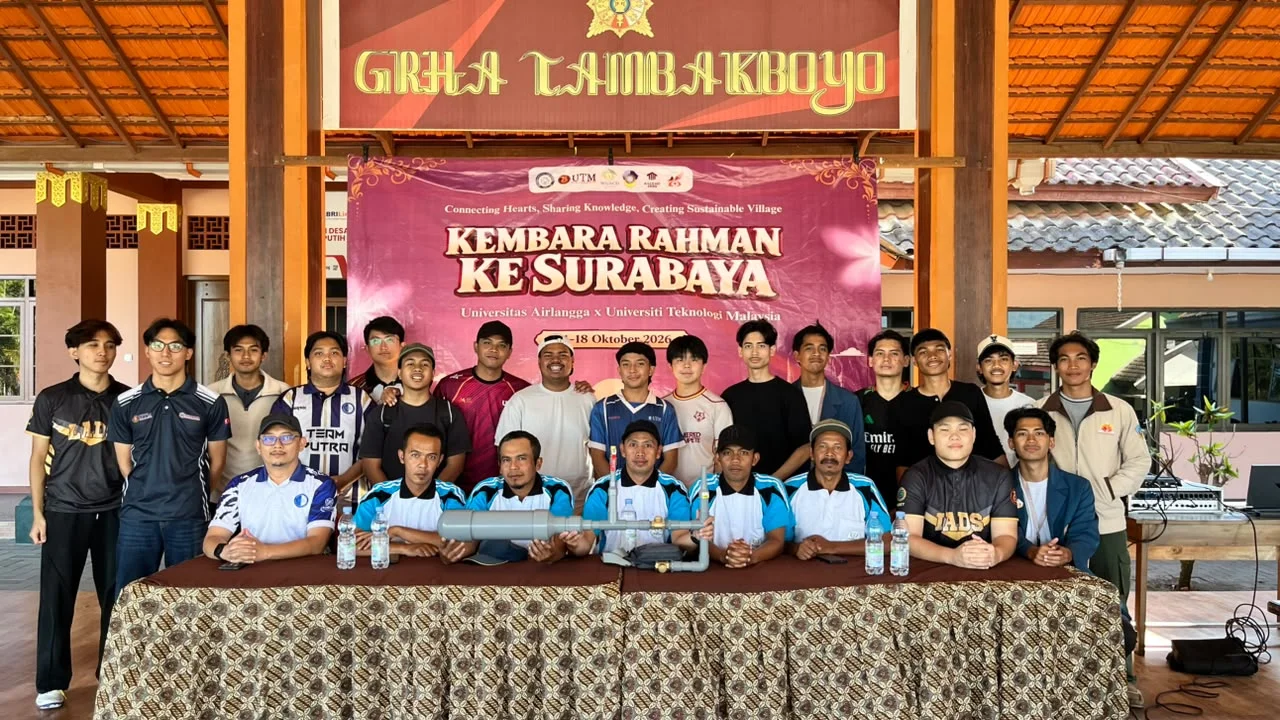 Jajaran delegasi mahasiswa UNAIR dan UTM bersama pengurus BPAM Tirto Tentrem mengabadikan momen seusai agenda sosialisasi inovasi PAM Graviti di Balai Desa Ketapanrame pada Jumat (16/10/2026). (Foto: Istimewa)
