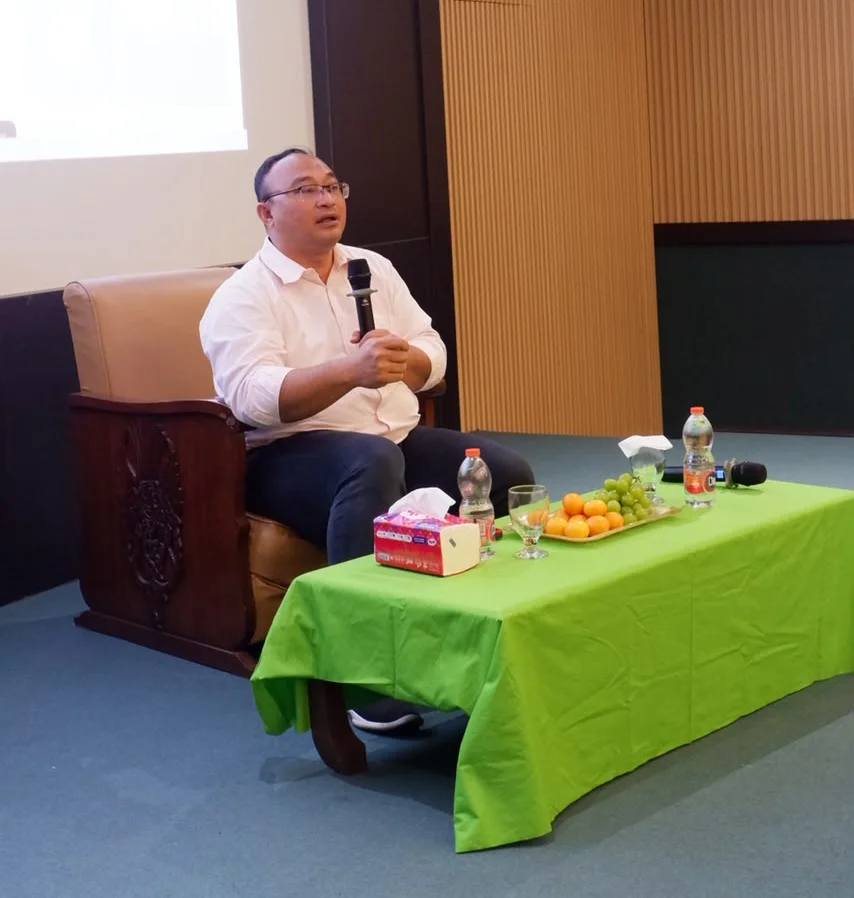 Ir Eka Wisnu Wardhana ST, anggota KPU Jawa Timur, memaparkan materi demokrasi dan partisipasi mahasiswa dalam SELEGTIF I di Maleo Hall, Gedung Medang, Sabtu (17/10/2026) (Foto: Team Media Sekolah Legislatif)