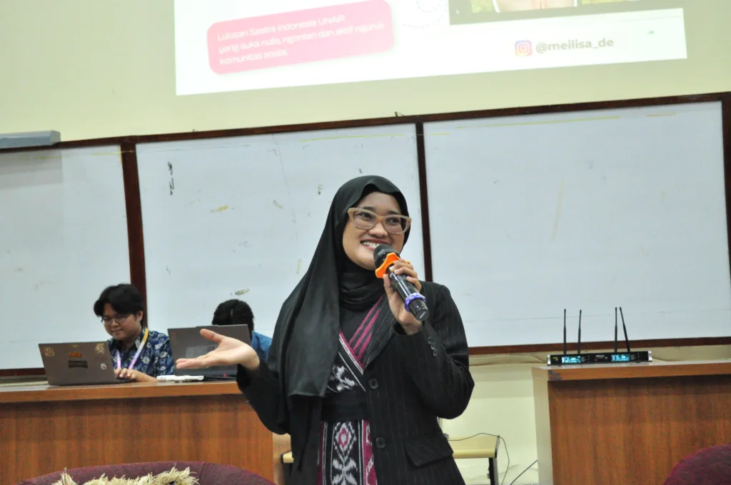 Melisa Dwi Ervinda S Hum menyampaikan materi mengenai teknik penulisan esai dalam Airlangga Mentoring Room (AMR) Vol. 2. (Foto: Tim Media AMR Vol. 2)
