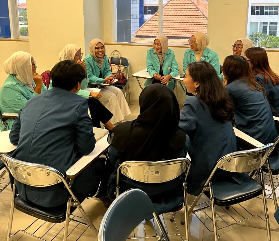 Potret antusiasme delegasi BEM UNAIR dan BEM UNS saat bertukar gagasan strategis secara mendalam dalam sesi Focus Group Discussion (FGD) antar kementerian. (Foto: Istimewa)