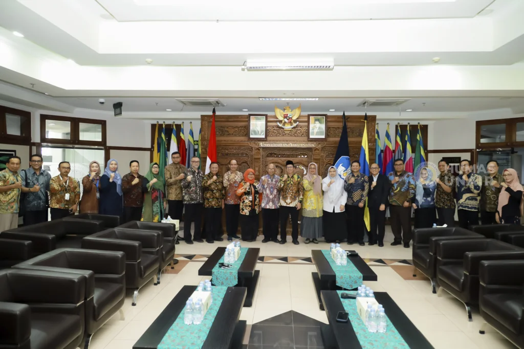 Sesi foto bersama acara Penandatanganan MoU dan Perjanjian Kerja Sama pada Selasa (20/10/2026) (Foto : Humas UNAIR).