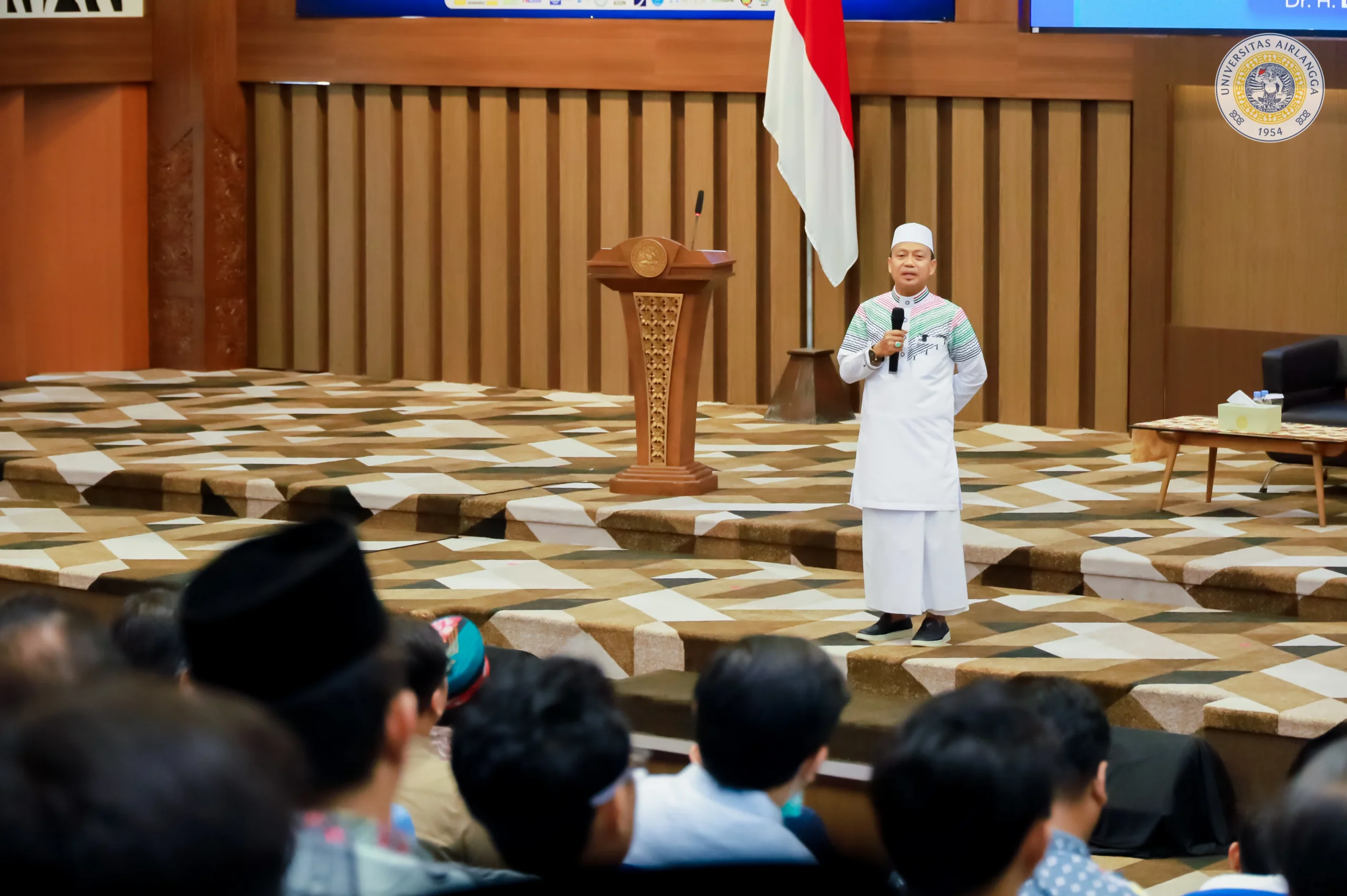 Foto Dr H Das’ad Latif SSos SAg MSi PhD saat menyampaikan ceramahnya pada Kamis (8/10/2026)/ Foto: Humas UNAIR)