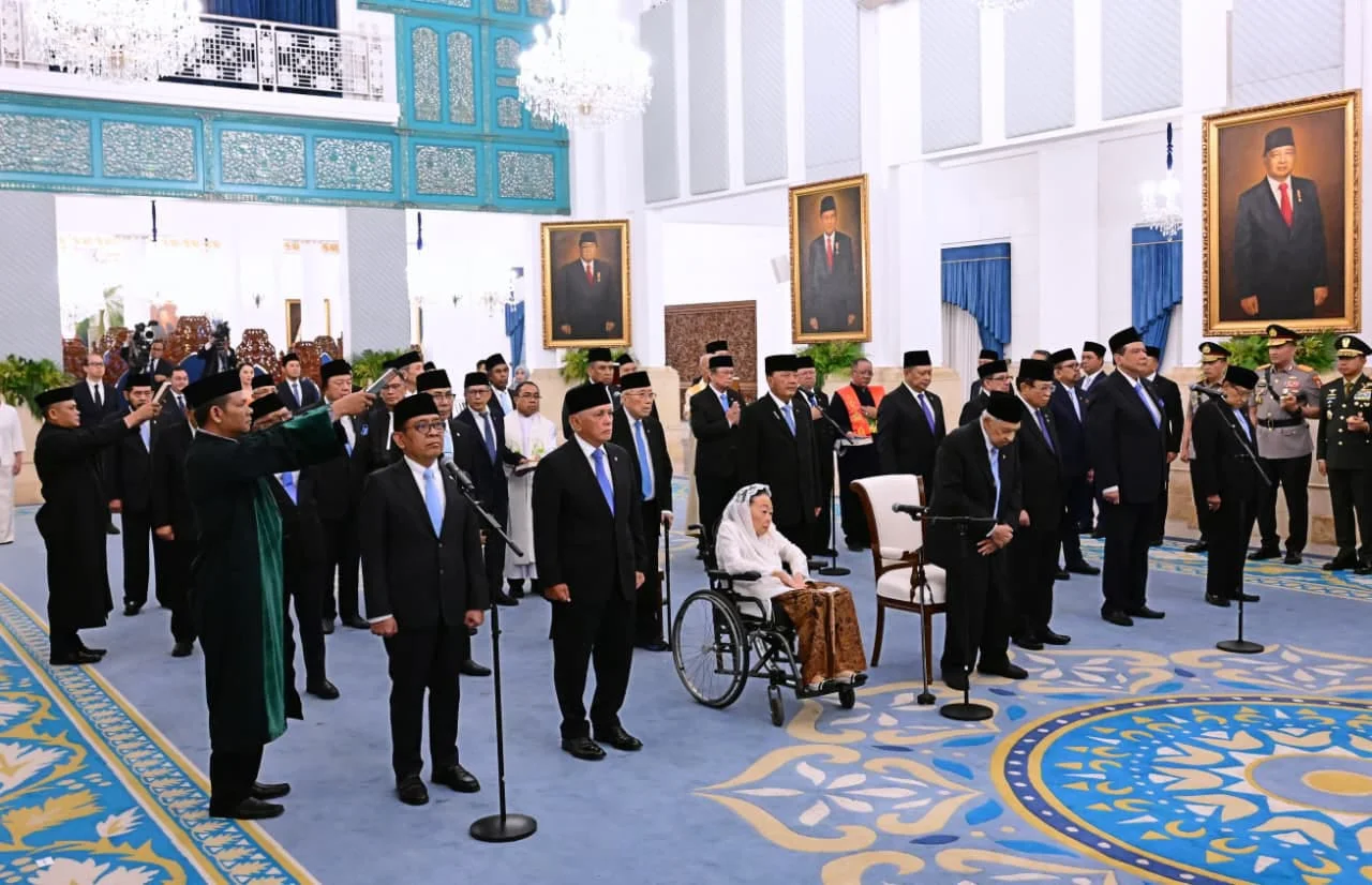 Suasana pengangkatan dan pengambilan sumpah 26 anggota Dewan Pertimbangan Presiden (Wantimpres) oleh Presiden Prabowo Subianto di Istana Negara. (Foto: BPMI Setpres)