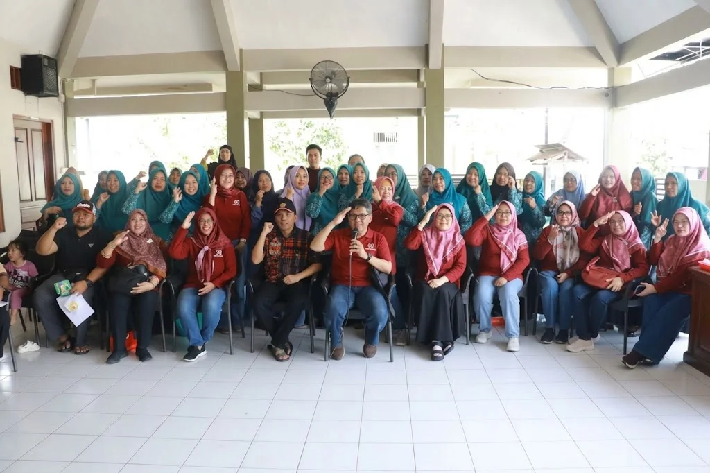 Sesi foto bersama pengabdian masyarakat FKH UNAIR di Desa Abar Abir, Kabupaten Gresik, Sabtu (3/10/2026). (Foto: Humas UNAIR)